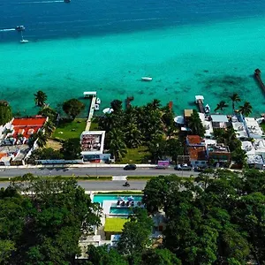 https://azul-maria.quintano-roohotels.com
